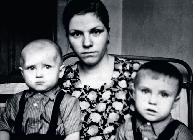 Василий Голубев (справа) с мамой Екатериной и братом Виктором, 1961 год | Источник: личный архив Василия Голубева / сайт журнала «Нация»