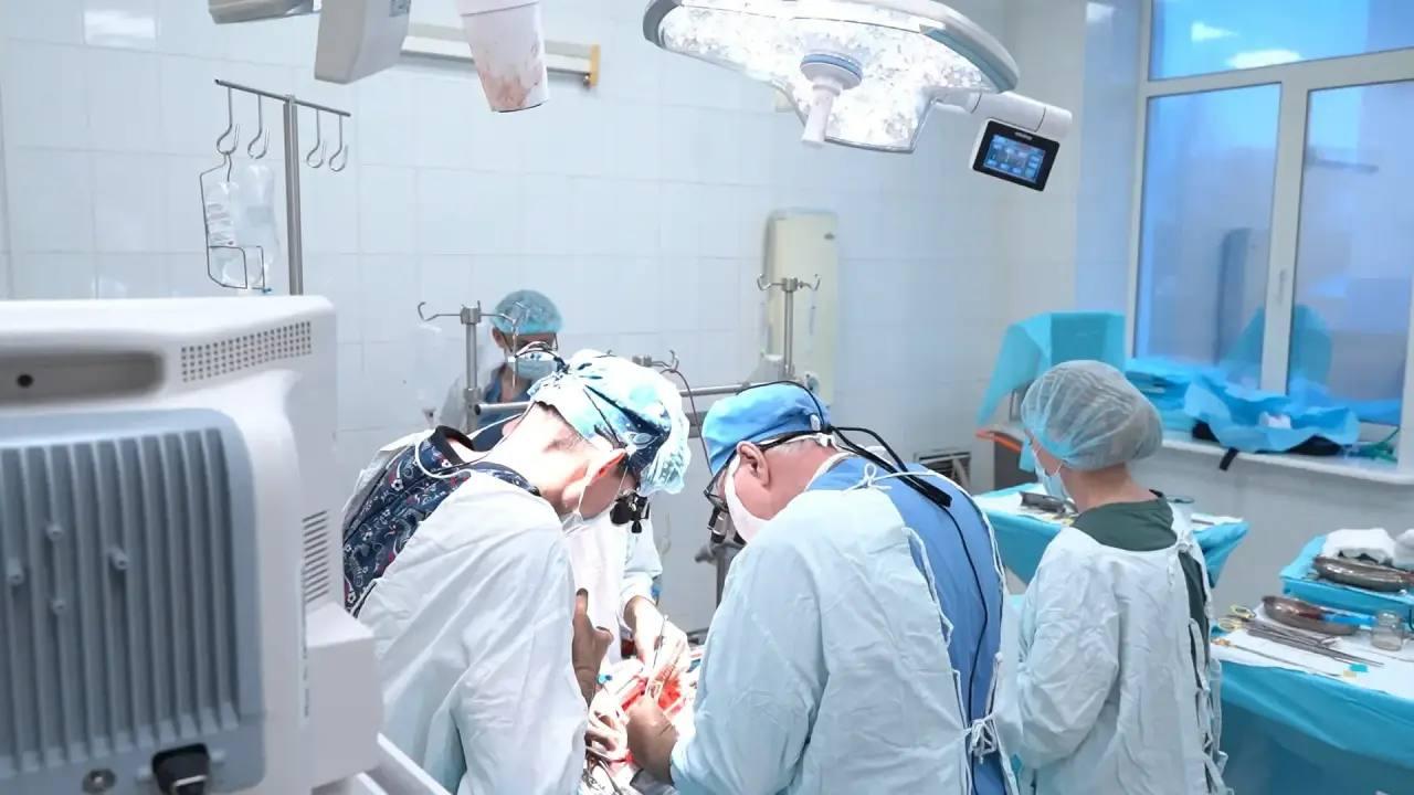 Самарские врачи пересадили 62-летней женщине сердце. Операция длилась шесть часов