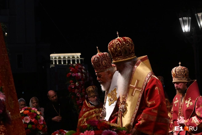 Службу читали в микрофоны. Пел хор. На экранах менялись ракурсы. В целом организация была как у концерта&nbsp;— только с настоящей литургией | Источник: Дмитрий Емельянов / E1.RU