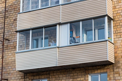 Пожилая красноярка примерзла к дверной ручке на балконе