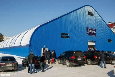 Владелец хоккейного корта в Лянторе, где снег накрыл детей