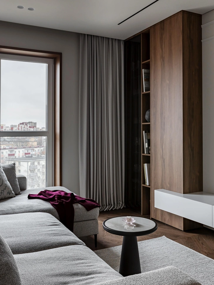 Лепнина и красные акценты: квартира 84 м² в Минске