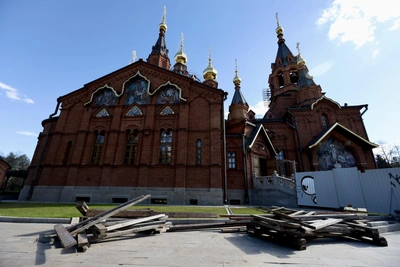 На Алом Поле меняют забор у храма Александра Невского