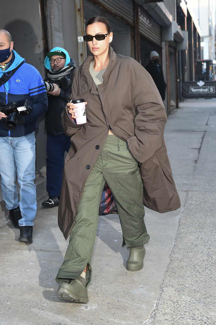 Как это по-московски: Ирина Шейк в брюках-карго, «полудутом» пальто и со стаканчиком кофе