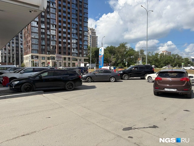 Автомобилисты тут терпеливо выстаивают очередь | Источник: Настасья Медведева / NGS.RU