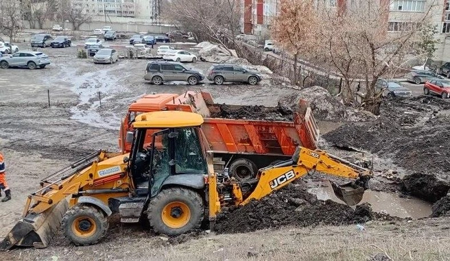Сейчас на месте аварии коммунальщики копают котлован | Источник: МУПП «Саратовводоканал» / Telegram