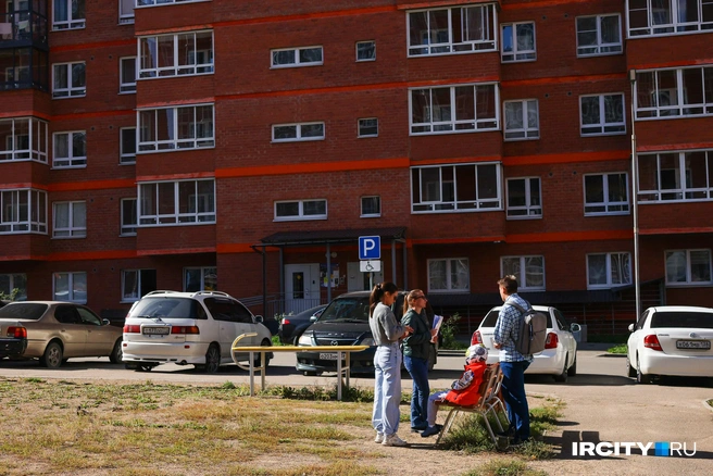 Одна из девушек утверждает, что оказалась в первом составе совета дома даже не приходя на собрание, где его выбирали | Источник: Ксения Филимонова / «ИрСити»