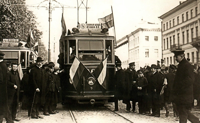 Открытие первого маршрута № 4 от Адмиралтейства на Васильевский остров, 1907 год | Источник: К. Булла / Музей «Разночинный Петербург»