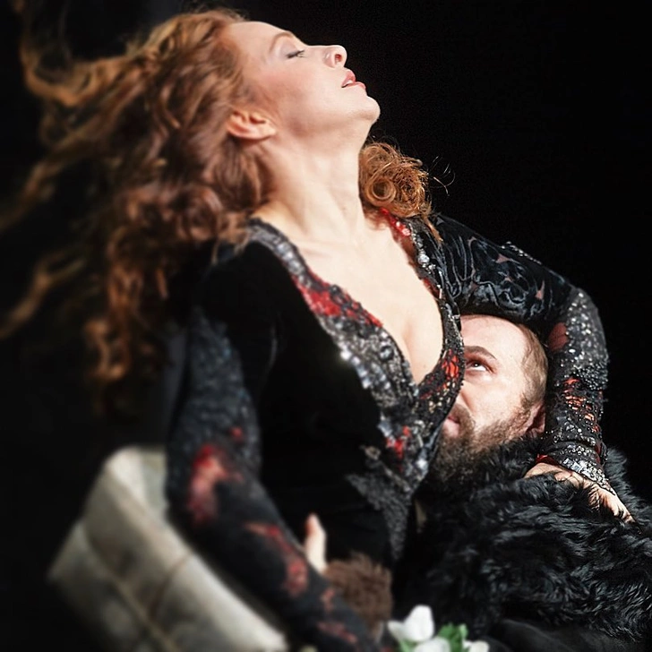 Seksi qoshni becerdin