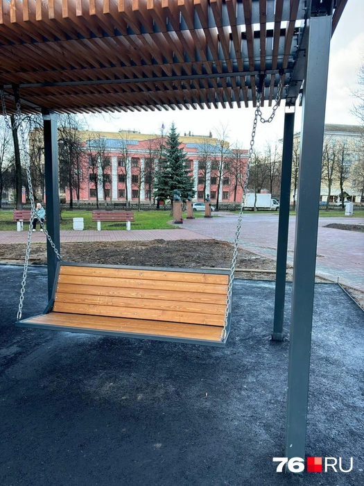 Вот такие скамейки-качели установили для посетителей | Источник: читатель 76.RU