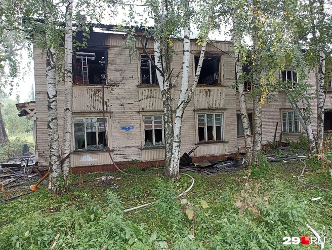 Сам дом сейчас вот в таком состоянии. В нем уже никто не живет | Источник: Иван Митюшёв / 29.RU