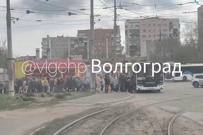 В Волгограде зафиксировали огромные очереди к автобусам