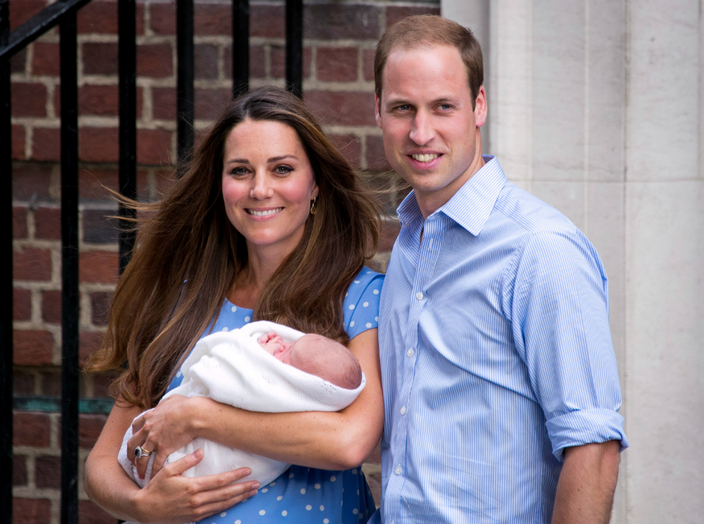 Кейт Миддлтон и принц Уильям с принцем Джорджем, 23 июля 2013 | marieclaire.ru