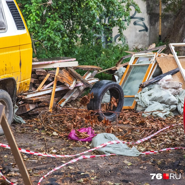 Двор у дома больше похож на свалку | Источник: Кирилл Поверинов / 76.RU