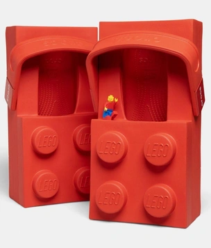 Lego и Crocs выпустили сабо в форме культовых кубиков