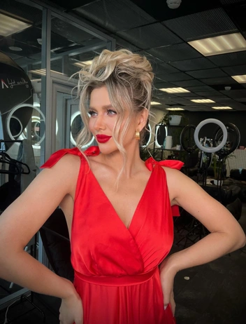 Анастасия всё еще работает визажисткой | Источник: fomina.hair / Instagram* (Соцсеть запрещена на территории РФ)