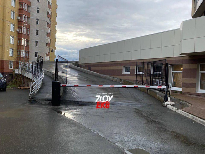 Шлагбаум создал препятствие для быстрого доступа спецслужб к стилобату | Источник: «Злой Екатеринбург» / T.me