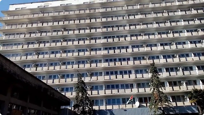 Кадр из сериала и вид с воздуха на здание пансионата «Гицба» | Источник: YouTube