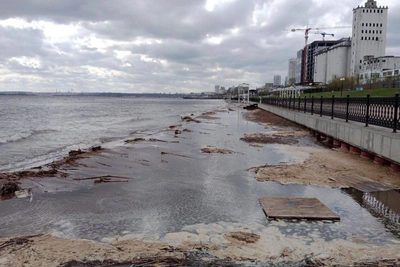 Вода унесла песок: новый пляж в Саратове затопила Волга