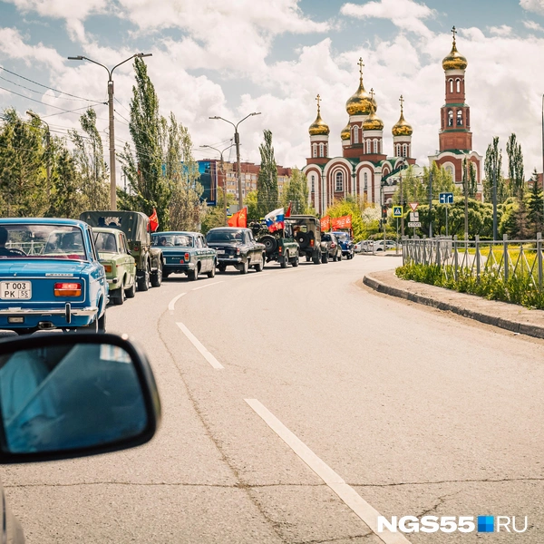 Колонна растянулась на полгорода | Источник: Кирилл Башинский / NGS55.RU