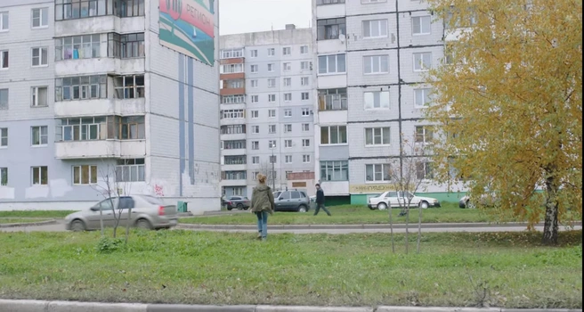 Далее действие фильма переносится в Брагино, в кадре дома № 66 и № 68 на Ленинградском проспекте | Источник: кадр из фильма «Аритмия»