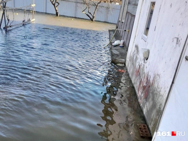 Под воду ушли дороги, территории десятков частных домов | Источник: Анастасия Варданян 