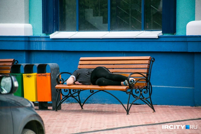 Рядом с новым терминалом есть лавочки, на которых можно отдохнуть и даже вздремнуть | Источник: Ксения Филимонова / «ИрСити»