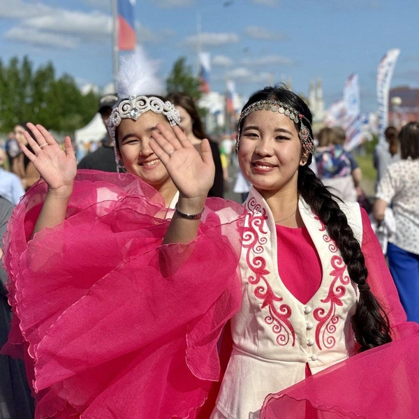 На улицы Нижневартовска горожане вышли в костюмах народов, населяющих Россию | Источник: администрация Нижневартовска