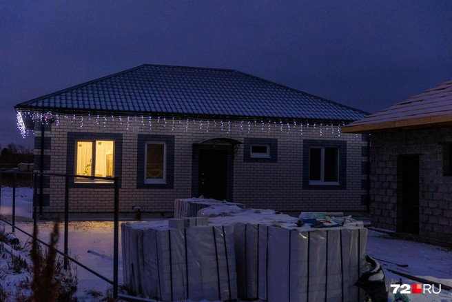Не только коттеджи и особняки украшают, но и небольшие домики | Источник: Ирина Шарова / 72.RU