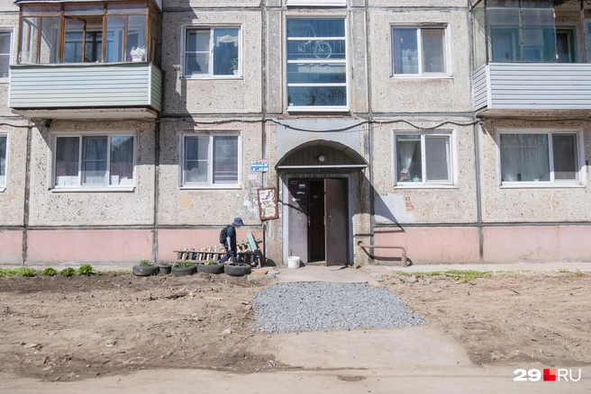 Разрытые участки у подъездов засыпали гравием | Источник: Иван Митюшёв