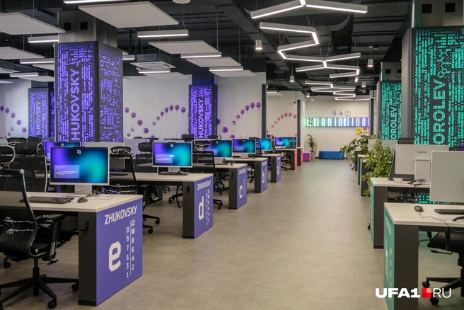 Два этажа с такими столами | Источник: Булат Салихов / UFA1.RU