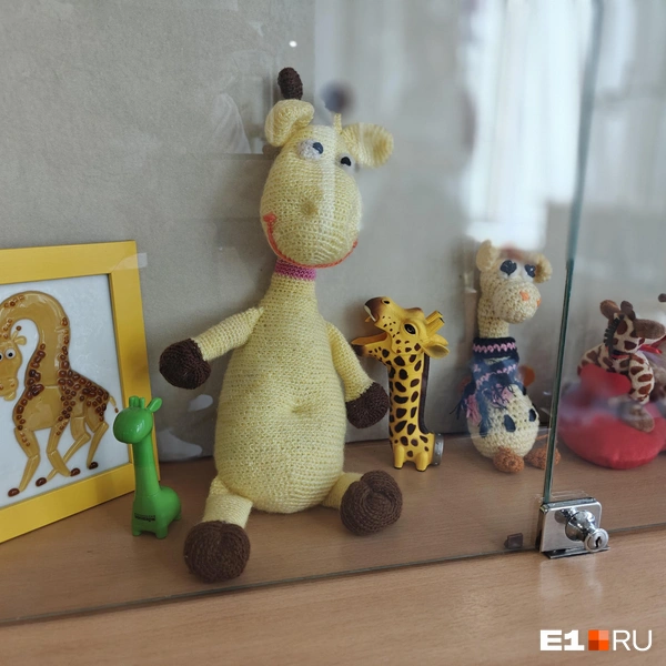 Большую игрушку по центру связала жена сокурсника, а работа в рамочке&nbsp;— это картина в технике фьюзинг (отдельные кусочки, часто разноцветные, выкладывают в композицию и подвергают воздействию высокой температуры в печи) | Источник: Кирилл Кушнов / E1.RU