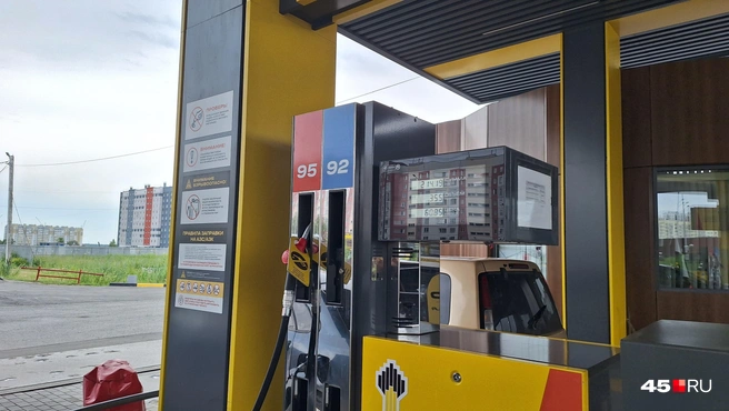 На заправке «Роснефть» колонки поделили. Теперь 92-й и 95-й заправляют на разных бензоколонках | Источник: Александр Лисихин / 45.RU 
