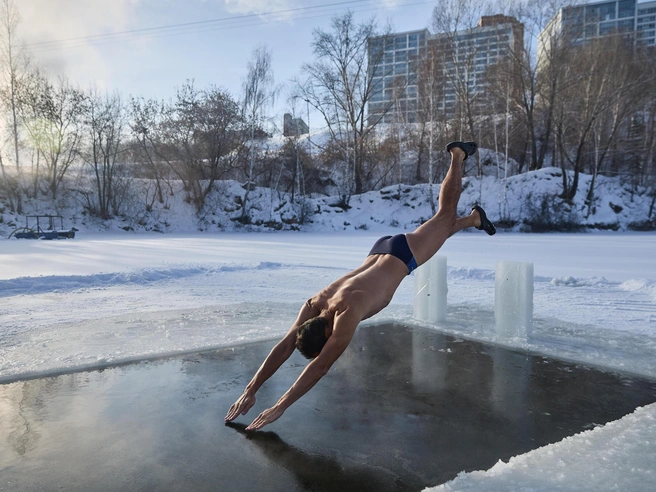 Энтузиасты бесстрашно погружаются в холодный водоем. | Источник: Александр Ощепков / NGS.RU