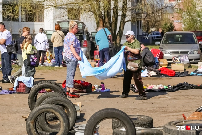 В обед торговля на барахолке заканчивается | Источник: Кирилл Поверинов / 76.RU