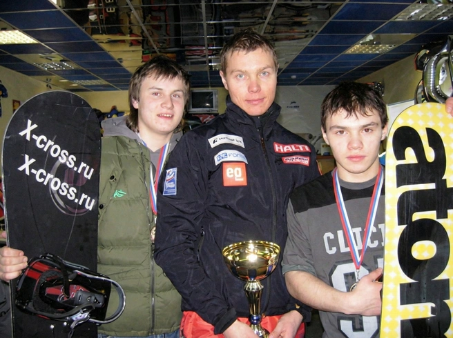 Роман (на фото справа) встал на сноуборд в 11 лет | Источник: Роман Алексеевский