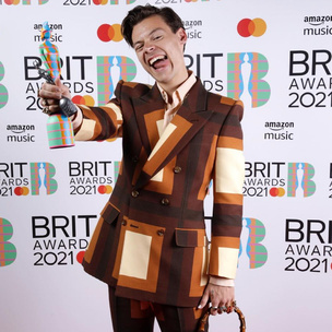 Гарри Стайлс, Дуа Липа, Тейлор Свифт — лучшие образы с премии Brit Awards 2021