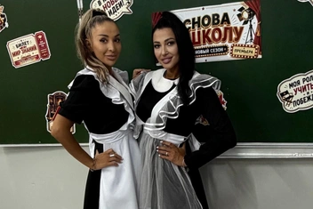 «Как в клуб на съем»: россияне осудили откровенный внешний вид мам на линейке в День знаний