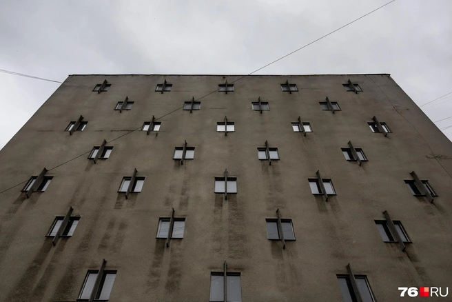 Здание с интересной архитектурой под № 68&nbsp;— Государственный архив Ярославской области | Источник: Александр Куренной / 76.RU