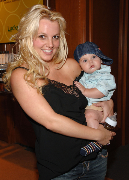 <p>Родив первого сына Шона Престона в 2005 году, Бритни начала говорить в интервью, что ее истинное предназначение - быть женой и мамой</p>
