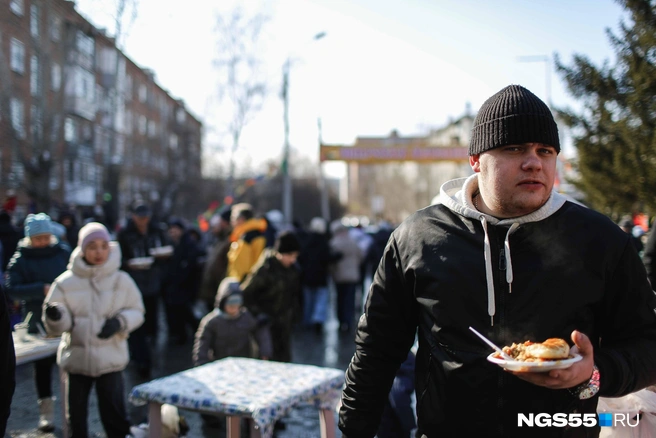 На свежем воздухе любая еда в два раза вкусней! | Источник: Евгений Софийчук / NGS55.RU