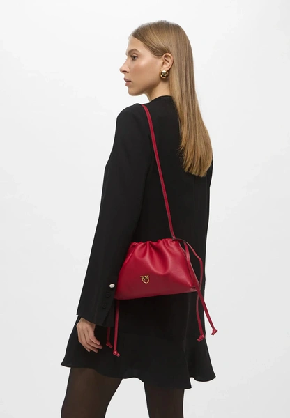 Театральная и еще 5 праздничных сумок для элегантных новогодних образов