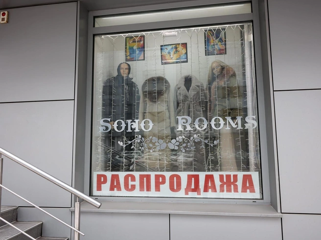 Соседство русских и иностранных названий на улицах города | Источник: Алексей Волхонский / V1.RU