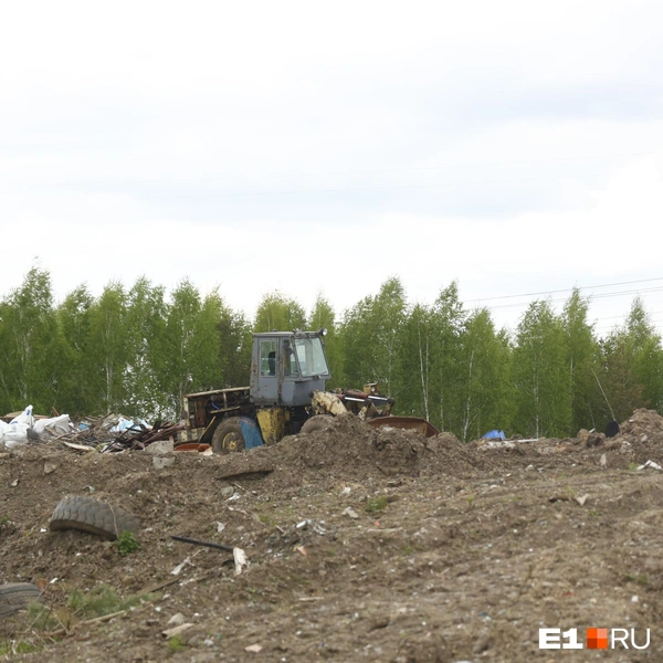 Горы мусора разравнивают трактором | Источник: читатель E1.RU