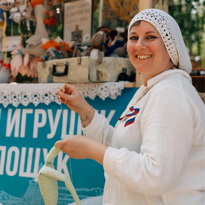 Юлия успевает шить даже во время ярмарок | Источник: Юлия Волощук / Вконтакте