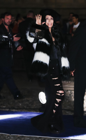 Деми Мур в прозрачном платье и Китти Спенсер с декольте: самые роскошные наряды звезд на юбилее Dolce&Gabbana, которые поразили всех
