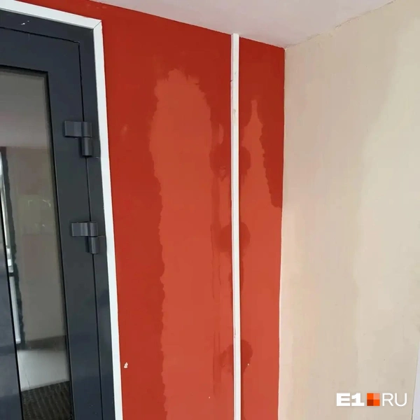 Стены и потолки дома в плохом состоянии из-за воды | Источник: читатель E1.RU