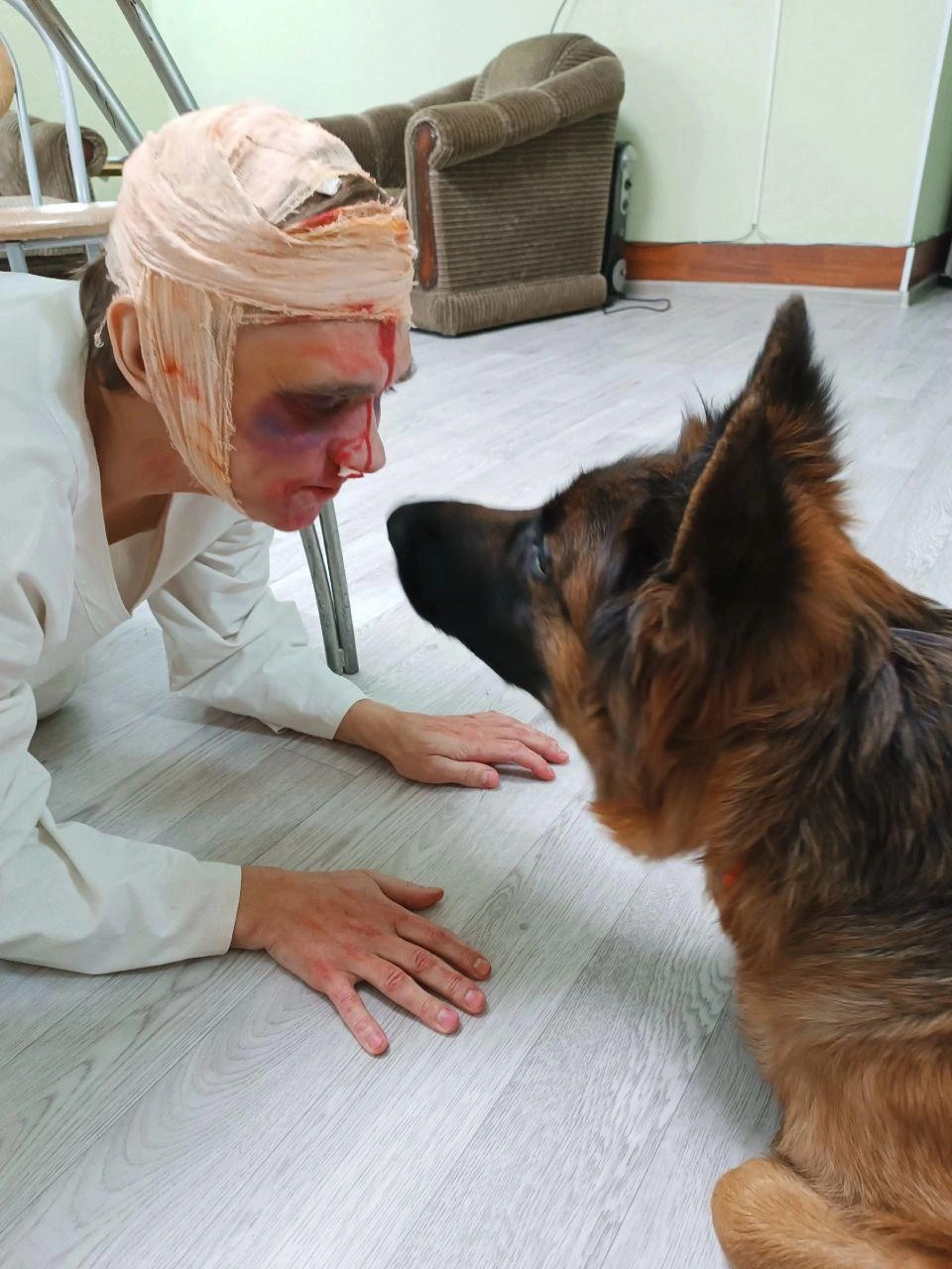 Иван Сергеев в роли Шарикова и Афина в роли дворняги Шарика | Источник: архив Ирины Фоминцевой