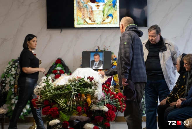 Десятки цветов возложили известному тюменскому журналисту  | Источник: Илья Чикотин / 72.RU