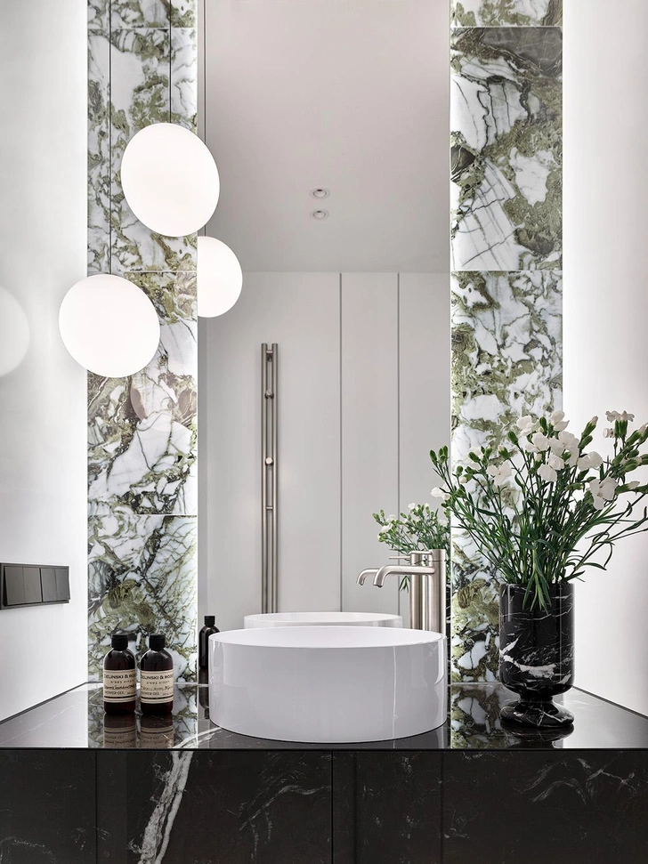 Керамогранит Belvedere Garden Green Polished, Neodom. Тумба отделана керамогранитом Marquina Black, Porcelanosa. | Источник: Сергей Ананьев. Стиль: Yes We May